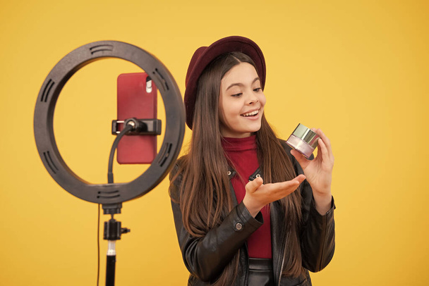 felice teen girl blogger uso selfie led lampada e smartphone su treppiede, moda. - Foto, immagini