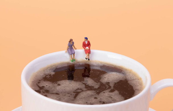 Kaksi tyttöä istuu kuuman kahvin päällä. - Valokuva, kuva