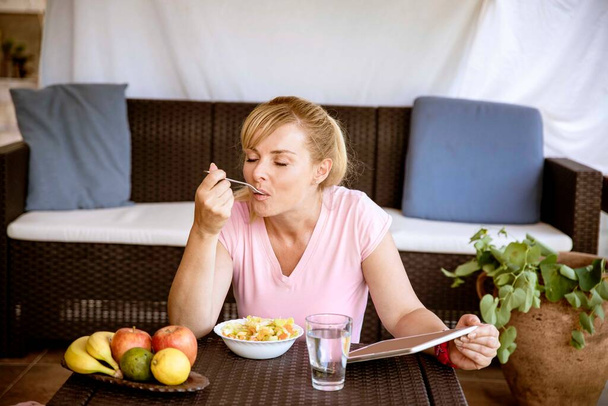果物や野菜と新鮮なサラダを食べる女性.健康的な食事と食事 - 写真・画像