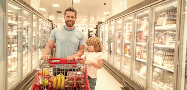 família feliz de pai e filho com carrinho de compras compra de alimentos, consumo - Foto, Imagem