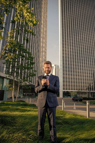 homme à succès dans formalwear bavarder sur le téléphone à l'extérieur du bureau, communication - Photo, image