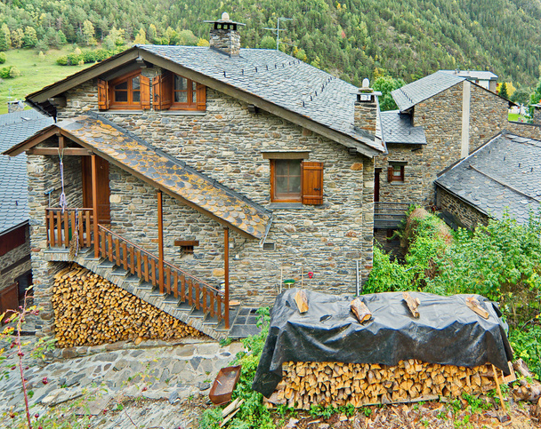 Tipicamente tradicional tijolo escuro Andorra casas rurais
 - Foto, Imagem
