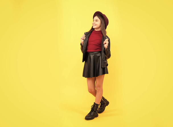 счастливая девушка-подросток в шляпе и кожаной одежде, тенденция - Фото, изображение