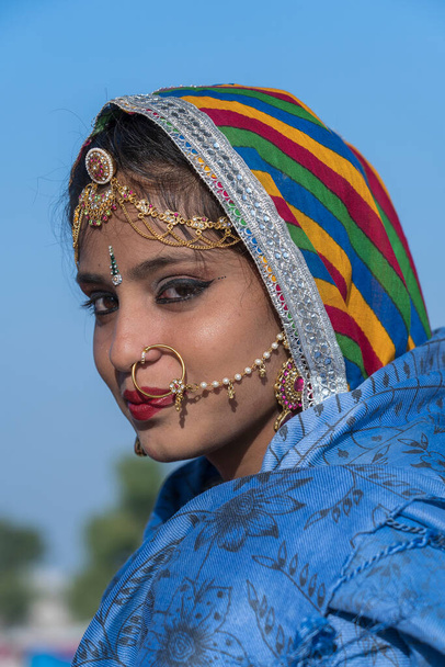 Pushkar, India - Nov 16, 2018 : Indian girls wearing traditional Rajasthani dress participate in Desert Festival in Pushkar, Rajasthan, India - Foto, Imagem