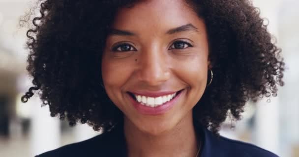 Le succès signifie être votre propre motivation. Vidéo 4k d'une jeune femme d'affaires heureuse travaillant dans un bureau moderne. - Séquence, vidéo