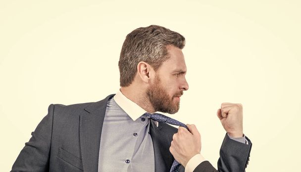 Aggressiivinen ammattilainen liikemies kättelee miespuolista aikuista vetämällä hänen solmionsa, aggressio - Valokuva, kuva