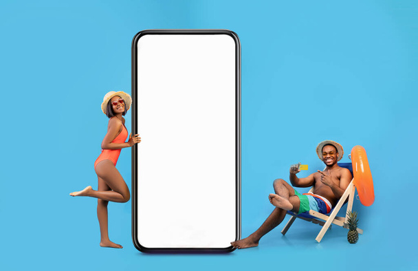 Відпустка. Веселі люди, що показують великий білий порожній смартфон
 - Фото, зображення