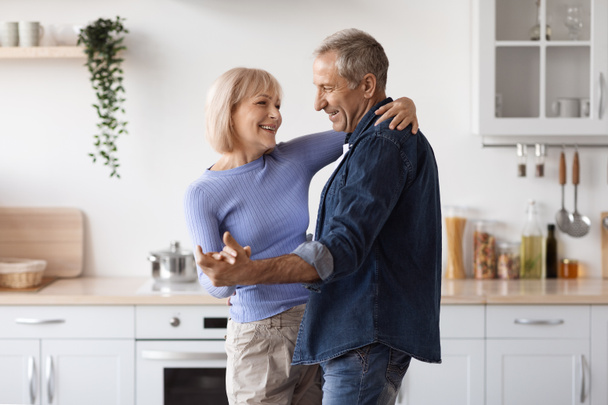 Milující starší pár těší čas spolu v kuchyni, tanec - Fotografie, Obrázek