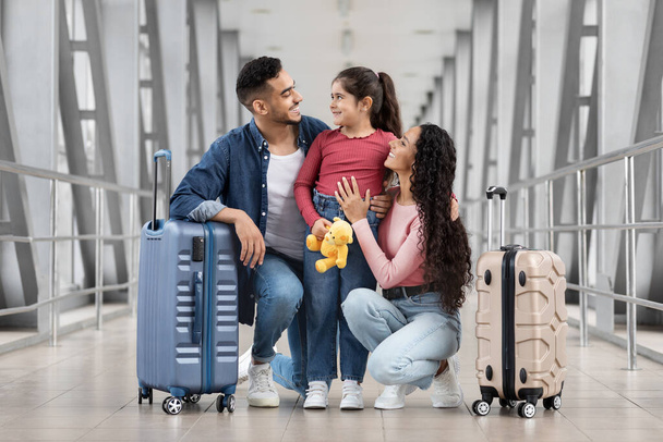 Retrato de la familia feliz viajero posando juntos en la terminal del aeropuerto - Foto, imagen