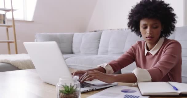 Remote workers are on the rise. 4k footage of an attractive young woman using a laptop while working at home. - Filmagem, Vídeo