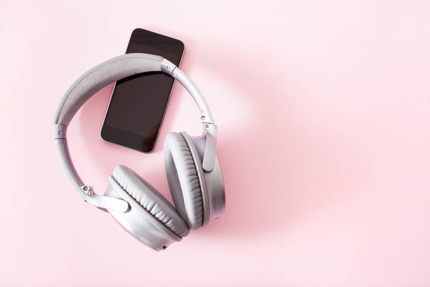 audiobook concept modern wireless headphones and smartphone - Foto, Imagem