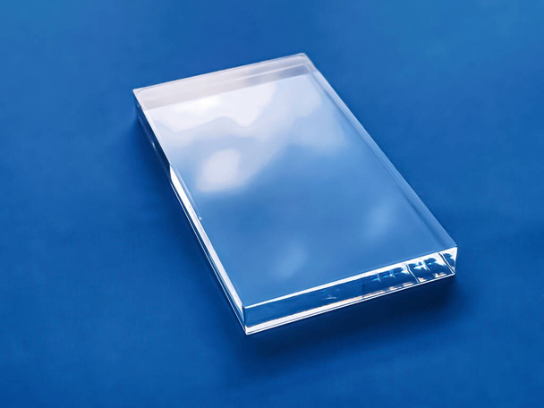 Прозорий скляний пристрій на синьому фоні, майбутні технології та концепція абстрактного макету екрану
 - Фото, зображення