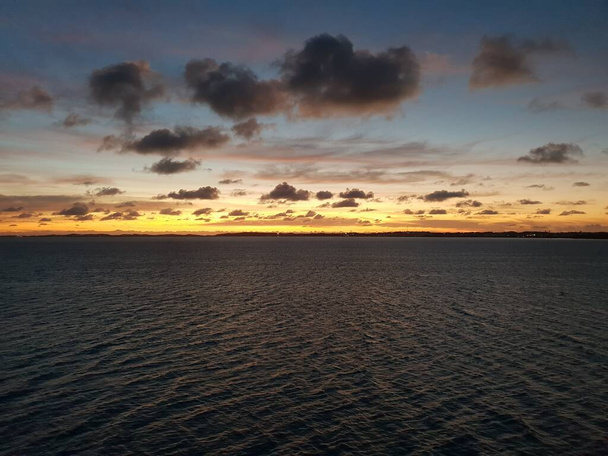 Sunrise over the ocean off the island of Grand Bermuda, Bermuda - Fotoğraf, Görsel