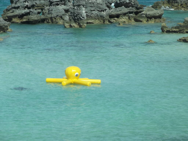 A secret beach of Bermuda is he tobacco bay, Grand Bermuda, Bermuda, that knows the inflatable octopus too - Foto, Bild