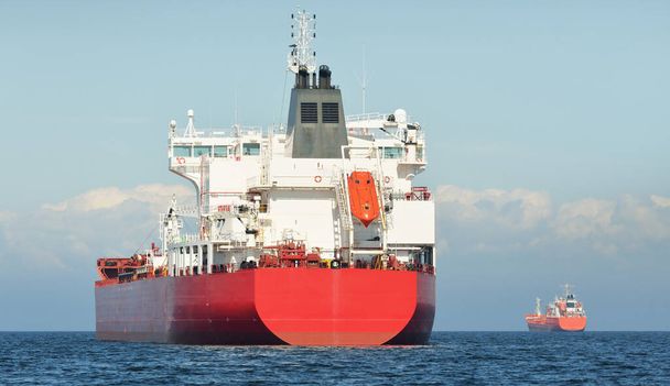 Великий червоний вантажний корабель (нафтовий танкер, довжиною 184 метри) плаває в Балтійському морі. Вантаж вантажів, логістика, глобальний зв'язок, економіка, промисловість, постачання, навколишнє середовище - Фото, зображення
