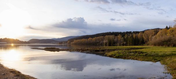 Panoramic View of a Canadian Landscape in Shoreline Trail - Foto, Imagem
