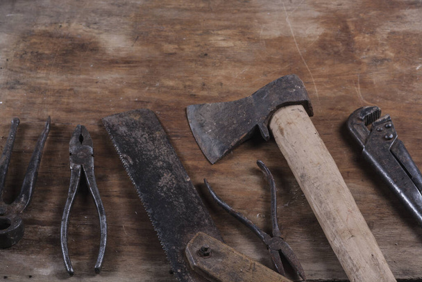 Vieux outils de construction rouillés sur une table en bois brun  - Photo, image