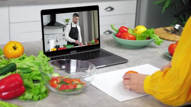 キッチンスライスの女性トマトリッスンシェフの先生オンライン料理のレッスンを勉強 - 映像、動画
