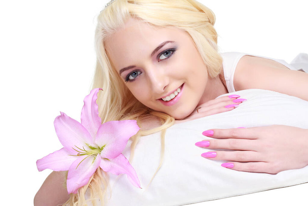 白い背景の花を持つ女性の美しさの肖像画 - 写真・画像