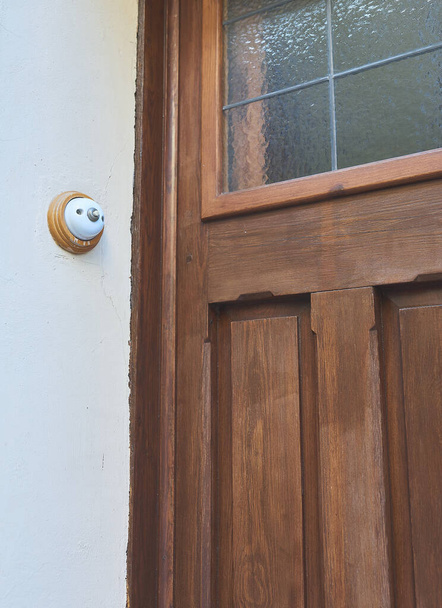 detail of a old ceramic doorbell on the wall of a door of a Castilian house - Foto, afbeelding