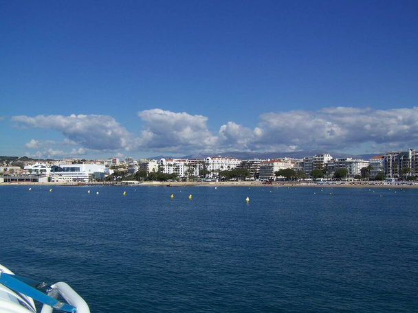 Skyline of Cannes, Francja, z hotelami i budynkami apartamentowymi, opuścił słynne centrum festiwalowe - Zdjęcie, obraz