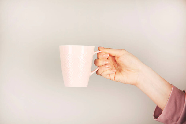 woman hand holding cup of tea or coffee - Φωτογραφία, εικόνα