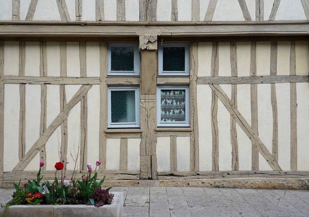 Oude vakwerkhuis muur en raam met bloemen, Troyes, Frankrijk  - Foto, afbeelding