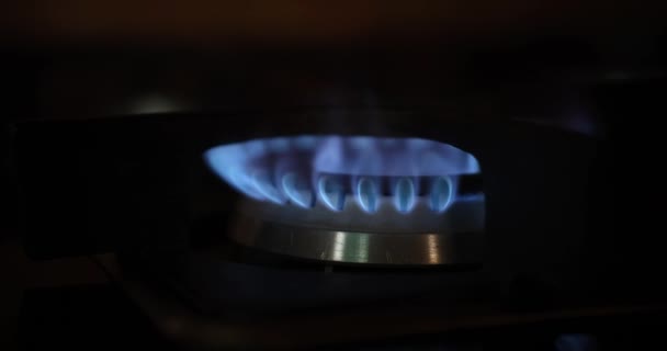 Μαγειρική κουζίνα αερίου και ηλεκτρική κουζίνα σε σκούρο φόντο - Πλάνα, βίντεο