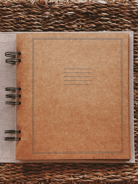 Вінтажний сімейний альбом, журнал подорожей, ноутбук для фотографій, кулінарна книга або старий щоденник, стійкий паперовий канцелярський макет та концепція дизайну скрапбуків
 - Фото, зображення