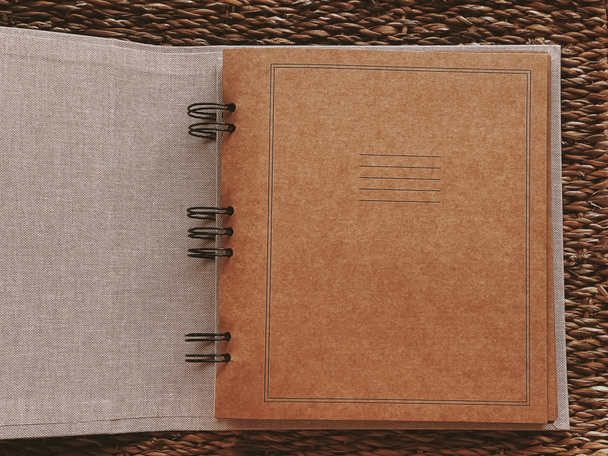 Vuosikerta-albumi, matkapäiväkirja, valokuvamuistikirja, keittokirja tai vanha päiväkirja, kestävän paperin paperitavaran mockup ja leikekirjan suunnittelu - Valokuva, kuva