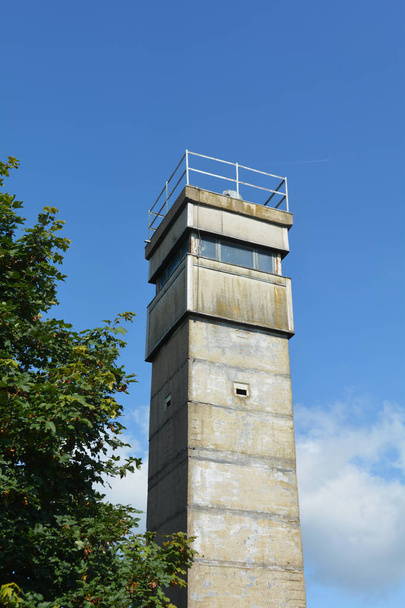 An old border watchtower of a former GDR border fortification, at the border triangle of Hesse, Thuringia and Bavaria, not far from the Black Moor in the Rhoen, Germany, is reminiscent of the division of Germany - Foto, Imagem