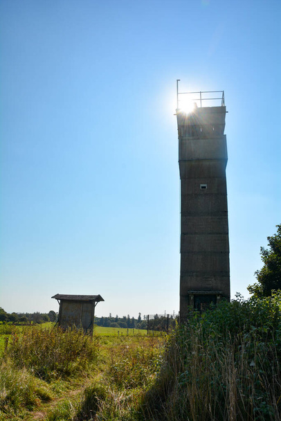 Uma antiga torre de vigia fronteiriça de uma antiga fortificação fronteiriça da RDA, no triângulo fronteiriço de Hesse, Turíngia e Baviera, não muito longe do Mouro Negro em Rhoen, Alemanha, lembra a divisão da Alemanha - Foto, Imagem