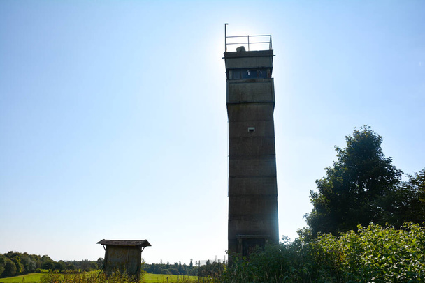 Una antigua torre de vigilancia fronteriza de una antigua fortificación fronteriza de la RDA, en el triángulo fronterizo de Hesse, Turingia y Baviera, no muy lejos del moro negro en Rhoen, Alemania, recuerda la división de Alemania - Foto, imagen