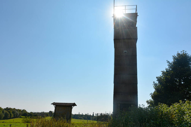 Stara wieża graniczna dawnych fortyfikacji granicznych NRD, na pograniczu Hesji, Turyngii i Bawarii, niedaleko Czarnej wrzosowiska w Rhoen, w Niemczech, przypomina podział Niemiec. - Zdjęcie, obraz