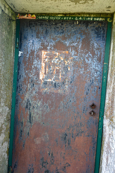 Μια σκουριασμένη πόρτα ένα παλιό παρατηρητήριο - Φωτογραφία, εικόνα