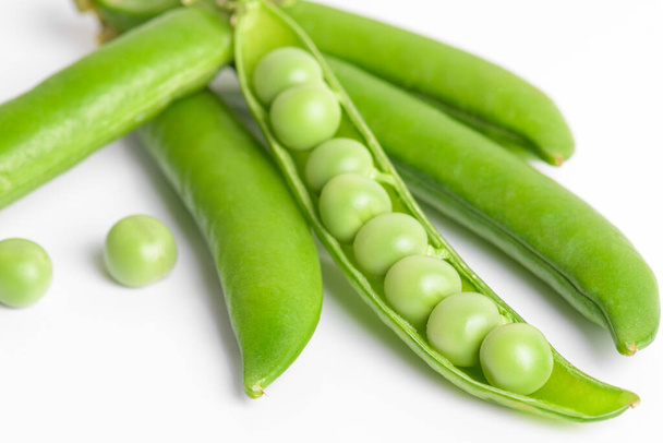新鮮な有機生の緑は白い背景にエンドウ豆のポッドを開いた。健康的な食事、健康的な豆タンパク質、上記 - 写真・画像
