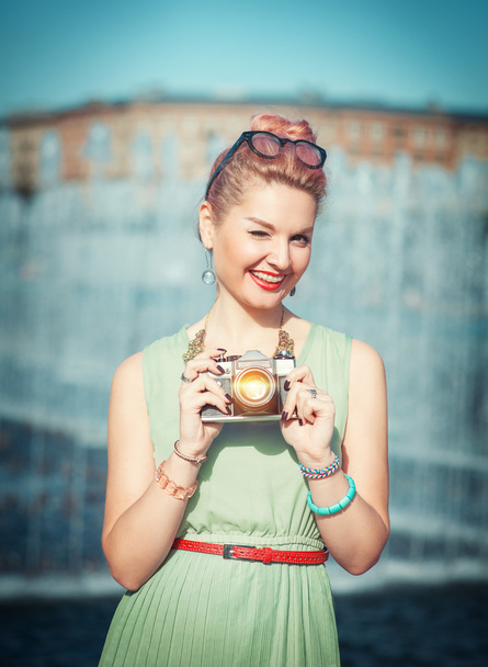 Hermosa chica en ropa vintage con cámara retro
  - Foto, Imagen