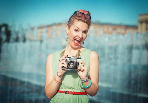 Красивая девушка в винтажной одежде с ретро-камерой
  - Фото, изображение