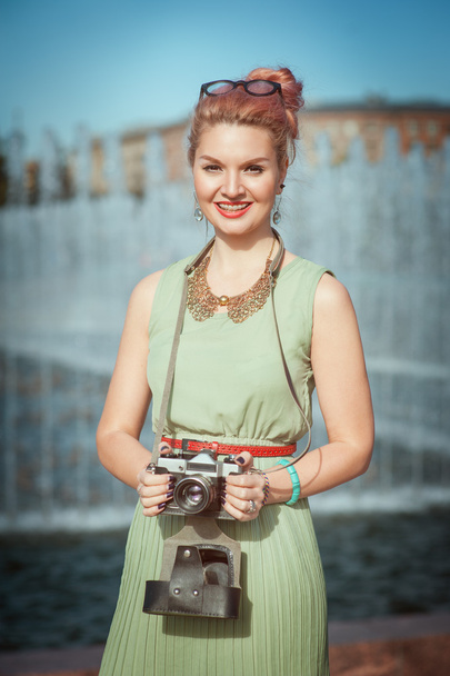 Красивая девушка в винтажной одежде с ретро-камерой
  - Фото, изображение