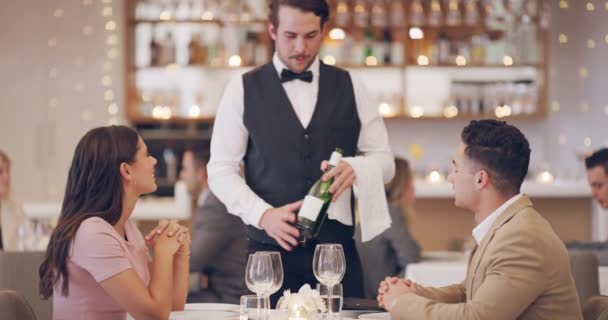Czy to wino, które wybrałeś na początek wieczoru? Nagranie wideo 4k kelnera serwującego wino w restauracji. - Materiał filmowy, wideo
