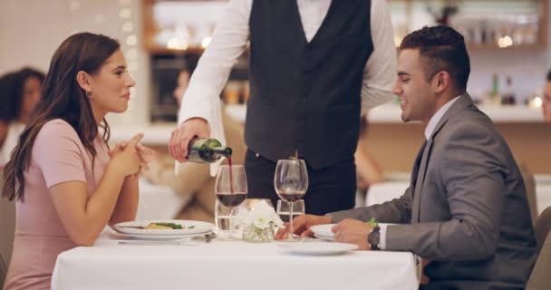 Είναι πιο εύκολο να έχουν μια καλή στιγμή όταν η υπηρεσία είναι καλή. Βίντεο 4k με σερβιτόρο να συμπληρώνει ποτήρια κρασιού ζευγαριών σε εστιατόριο. - Πλάνα, βίντεο