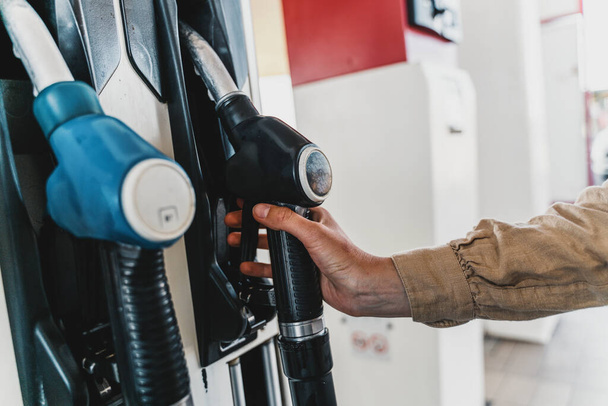 Kraftstoffpumpe füllt Tank eines Autos in einer Tankstelle - Foto, Bild