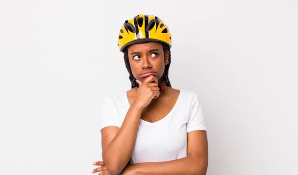 pretty afro woman with braids with a bike helmet - 写真・画像