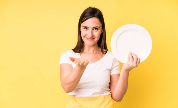 young adult pretty woman home chef with empty plate - Foto, Bild