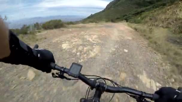 Navegando por un terreno difícil. Imágenes de video de 4k POV de un hombre en bicicleta a lo largo de un sendero de tierra en una montaña. - Metraje, vídeo
