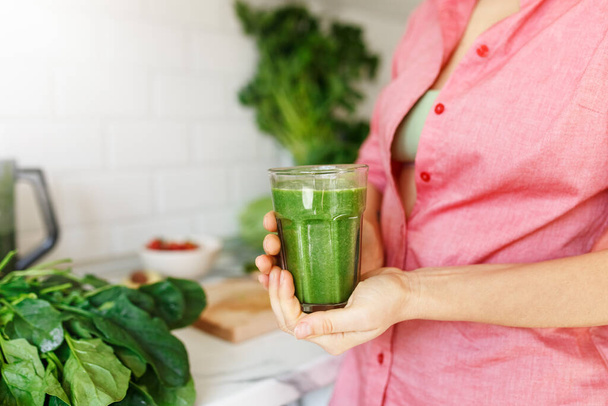 Unrecognizable female holding glass of green spinach detox smoothie - Foto, Imagem