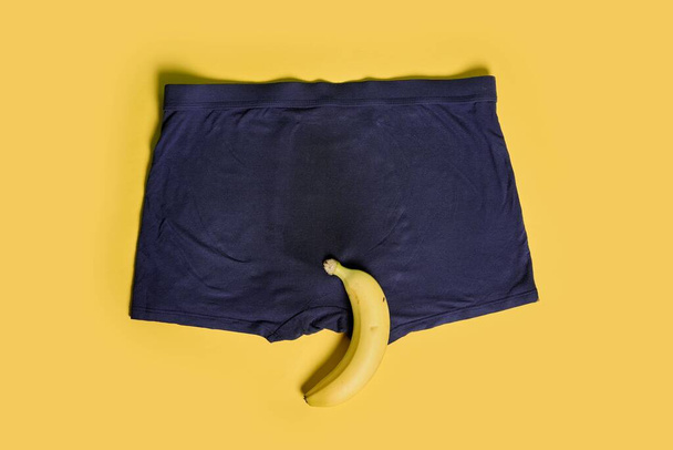 Männliche Unterwäsche mit gelber Banane in gesundem Sexualkonzept - Foto, Bild