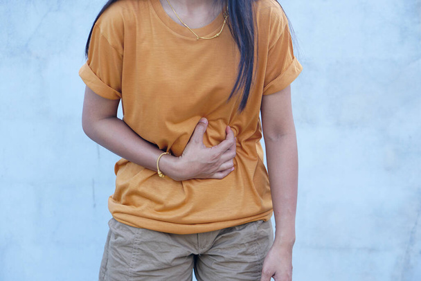 Γυναίκα υποφέρουν από στομαχόπονηΧρόνια γαστρίτιδα Κοιλιακή φούσκωμα έννοια - Φωτογραφία, εικόνα