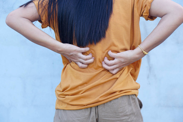 Hátsó oldalán fehér nő hátfájás és fájdalom koncepció, viszkető ázsiai nő a hátsó - Fotó, kép