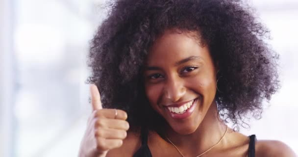 Never stop believing in yourself. 4k video footage of an attractive young woman showing thumbs up. - Filmagem, Vídeo